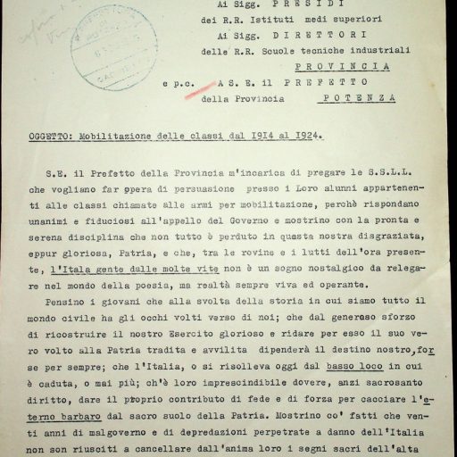 Potenza, 5 febbraio 1945
“Pratiche concernenti denunzie, informazioni e provvedimenti contro fascisti”.
Il Provveditore agli Studi Raffaele de Lorenzis in una nota indirizzata ai Presidi degli Istituti medi superiori e ai Direttori delle Scuole tecniche industriali comunica le volontà del Prefetto della Provincia, secondo il quale bisognerebbe far opera di persuasione sugli alunni appartenenti alle classi chiamate alle armi per la mobilitazione, perché rispondano unanimi e fiduciosi all’appello del Governo e mostrino con la pronta e serena disciplina che non tutto è perduto in questa nostra disgraziata, eppur gloriosa, Patria, e che, tra le rovine e i lutti dell’ora presente, l’Italia gente dalle molte vite non è un sogno nostalgico da relegare nel mondo della poesia, ma realtà sempre viva ed operante. Un’esortazione ad abbandonare momentaneamente i libri e gli studi per abbracciare le armi e ricostruire la loro nazione. Dopo, la vittoria conseguita, torneranno alle loro normali occupazioni; e vi torneranno orgogliosi del sacro dovere compiuto, sicuri dell’avvenire, forti e lieti della benedizione di Dio e della Patria.