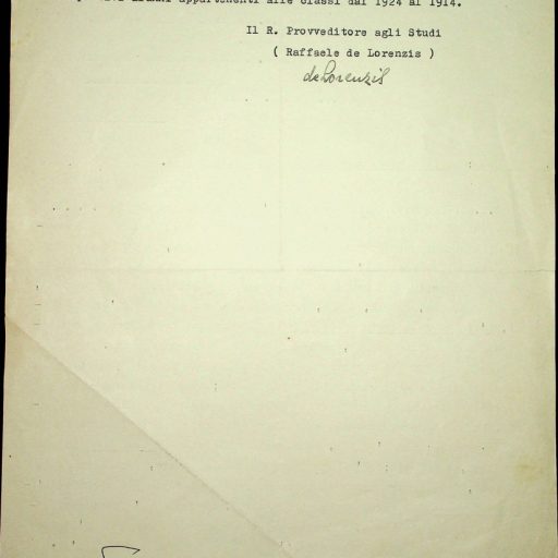 Potenza, 5 febbraio 1945
“Pratiche concernenti denunzie, informazioni e provvedimenti contro fascisti”.
Il Provveditore agli Studi Raffaele de Lorenzis in una nota indirizzata ai Presidi degli Istituti medi superiori e ai Direttori delle Scuole tecniche industriali comunica le volontà del Prefetto della Provincia, secondo il quale bisognerebbe far opera di persuasione sugli alunni appartenenti alle classi chiamate alle armi per la mobilitazione, perché rispondano unanimi e fiduciosi all’appello del Governo e mostrino con la pronta e serena disciplina che non tutto è perduto in questa nostra disgraziata, eppur gloriosa, Patria, e che, tra le rovine e i lutti dell’ora presente, l’Italia gente dalle molte vite non è un sogno nostalgico da relegare nel mondo della poesia, ma realtà sempre viva ed operante. Un’esortazione ad abbandonare momentaneamente i libri e gli studi per abbracciare le armi e ricostruire la loro nazione. Dopo, la vittoria conseguita, torneranno alle loro normali occupazioni; e vi torneranno orgogliosi del sacro dovere compiuto, sicuri dell’avvenire, forti e lieti della benedizione di Dio e della Patria.