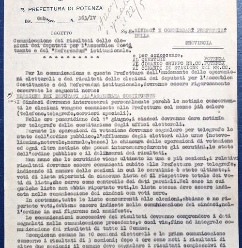 Comunicazione della Prefettura di Potenza ai sindaci e commissari prefettizi della provincia riguardo l’invio dei risultati delle elezioni per l’Assemblea Costituente e del Referendum istituzionale. La circolare, firmata dal prefetto Virgilio, è indirizzata ai sindaci e commissari prefettizi dei comuni della provincia di Potenza, con cui si richiede l'invio alla Prefettura dei risultati delle votazioni relative all’elezione dei deputati per l’Assemblea Costituente e al Referendum istituzionale. 
Prefettura, Gabinetto, II versamento, II elenco, III Categoria, Elezioni dei deputati all'Assemblea costituente, b. 3, f. 13
